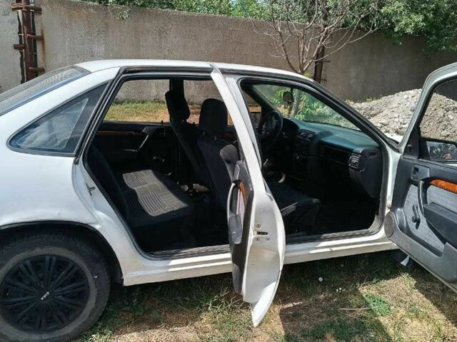 Білий Опель Вектра, об'ємом двигуна 1.7 л та пробігом 287 тис. км за 1500 $, фото 3 на Automoto.ua
