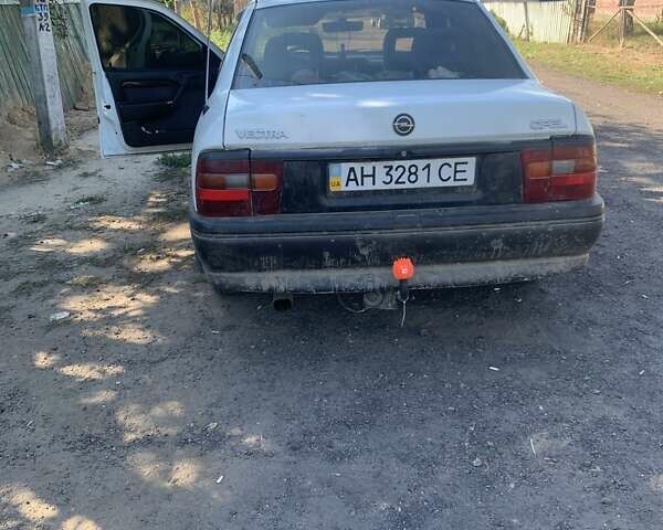 Белый Опель Вектра, объемом двигателя 1.8 л и пробегом 400 тыс. км за 1700 $, фото 2 на Automoto.ua