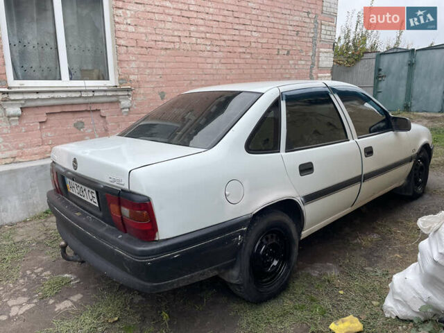Белый Опель Вектра, объемом двигателя 1.8 л и пробегом 420 тыс. км за 1200 $, фото 1 на Automoto.ua