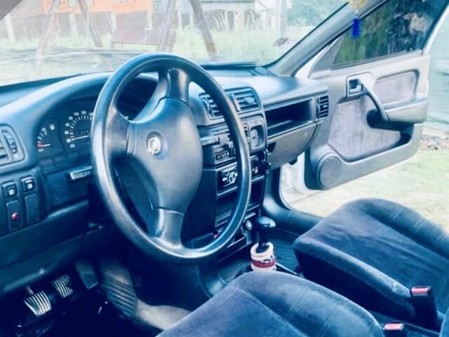 Белый Опель Вектра, объемом двигателя 1.7 л и пробегом 320 тыс. км за 1100 $, фото 7 на Automoto.ua