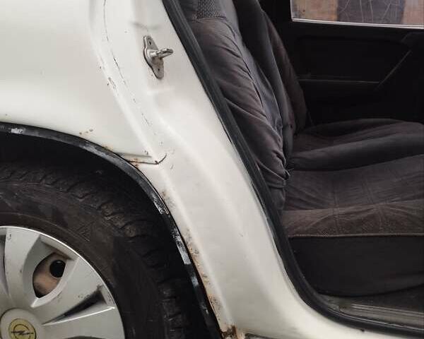 Белый Опель Вектра, объемом двигателя 2 л и пробегом 377 тыс. км за 1000 $, фото 6 на Automoto.ua