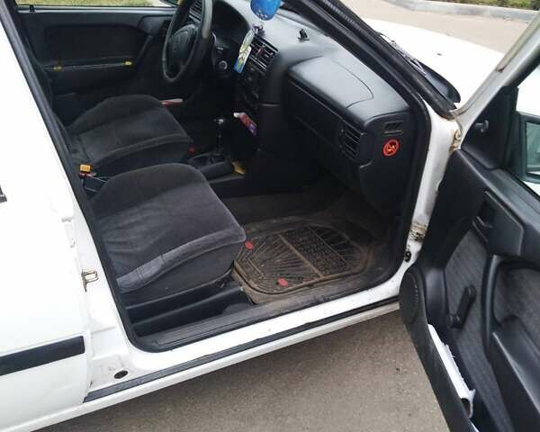 Белый Опель Вектра, объемом двигателя 1.8 л и пробегом 432 тыс. км за 2490 $, фото 6 на Automoto.ua