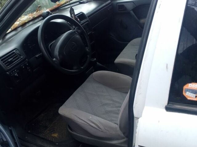 Белый Опель Вектра, объемом двигателя 2 л и пробегом 287 тыс. км за 1200 $, фото 4 на Automoto.ua