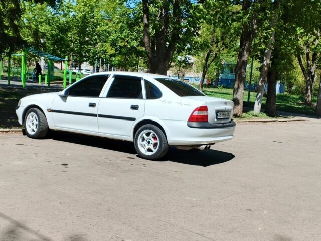 Белый Опель Вектра, объемом двигателя 1.6 л и пробегом 373 тыс. км за 2800 $, фото 4 на Automoto.ua