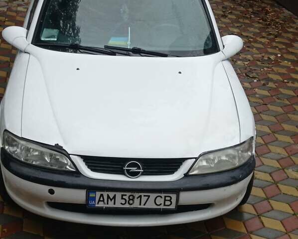 Белый Опель Вектра, объемом двигателя 1.69 л и пробегом 357 тыс. км за 2350 $, фото 3 на Automoto.ua
