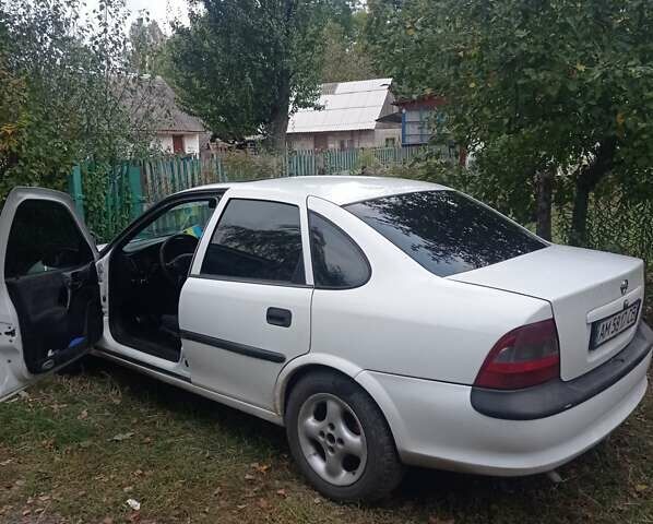 Белый Опель Вектра, объемом двигателя 1.69 л и пробегом 357 тыс. км за 2350 $, фото 8 на Automoto.ua