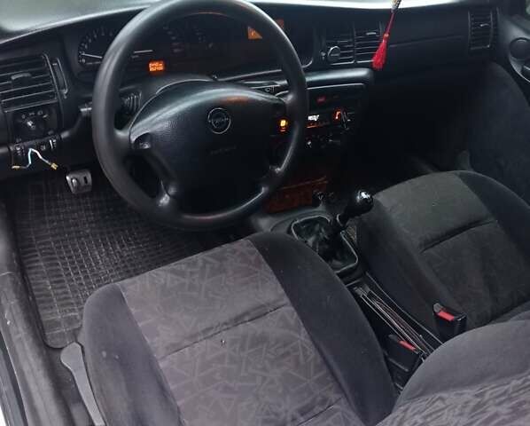 Белый Опель Вектра, объемом двигателя 1.69 л и пробегом 357 тыс. км за 2350 $, фото 5 на Automoto.ua