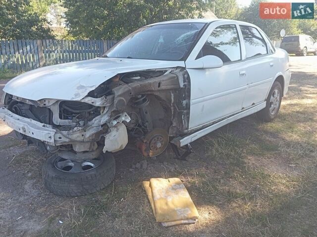 Білий Опель Вектра, об'ємом двигуна 1.8 л та пробігом 348 тис. км за 1007 $, фото 5 на Automoto.ua
