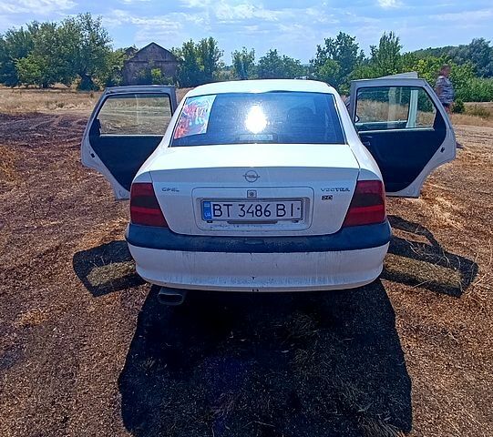 Білий Опель Вектра, об'ємом двигуна 2 л та пробігом 534 тис. км за 2000 $, фото 2 на Automoto.ua