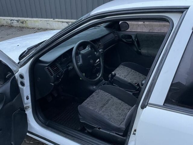 Белый Опель Вектра, объемом двигателя 1.8 л и пробегом 231 тыс. км за 2000 $, фото 5 на Automoto.ua