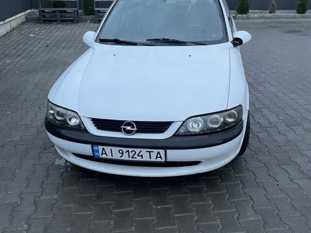 Белый Опель Вектра, объемом двигателя 1.8 л и пробегом 231 тыс. км за 2000 $, фото 1 на Automoto.ua
