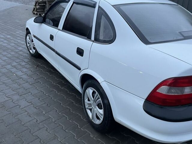 Белый Опель Вектра, объемом двигателя 1.8 л и пробегом 231 тыс. км за 2000 $, фото 4 на Automoto.ua