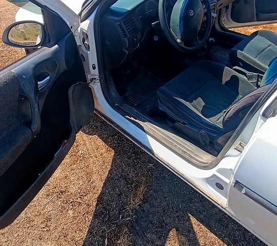 Білий Опель Вектра, об'ємом двигуна 2 л та пробігом 534 тис. км за 2000 $, фото 4 на Automoto.ua