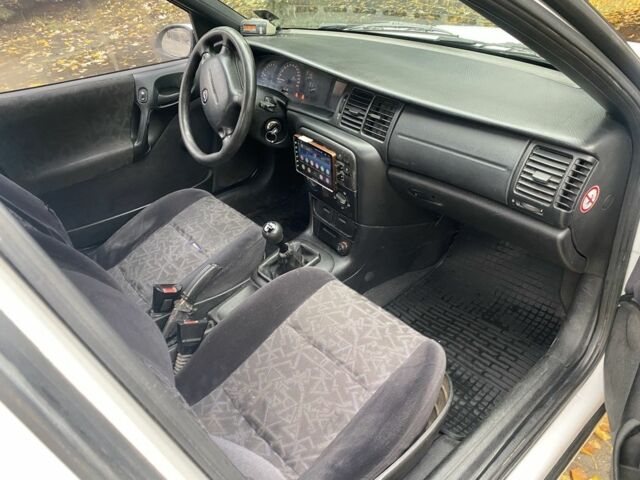 Білий Опель Вектра, об'ємом двигуна 2 л та пробігом 320 тис. км за 1800 $, фото 5 на Automoto.ua