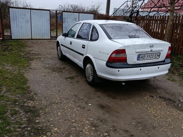 Белый Опель Вектра, объемом двигателя 2 л и пробегом 111 тыс. км за 1750 $, фото 4 на Automoto.ua