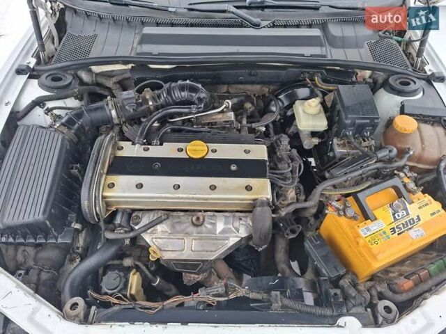 Білий Опель Вектра, об'ємом двигуна 1.8 л та пробігом 200 тис. км за 1600 $, фото 8 на Automoto.ua