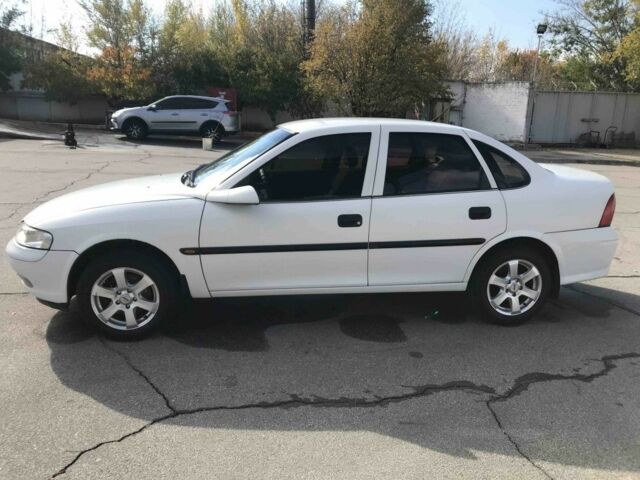 Белый Опель Вектра, объемом двигателя 1.8 л и пробегом 360 тыс. км за 2500 $, фото 4 на Automoto.ua