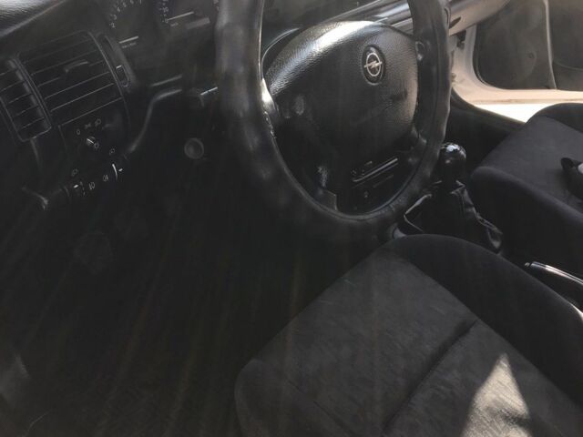 Белый Опель Вектра, объемом двигателя 1.8 л и пробегом 360 тыс. км за 2500 $, фото 11 на Automoto.ua