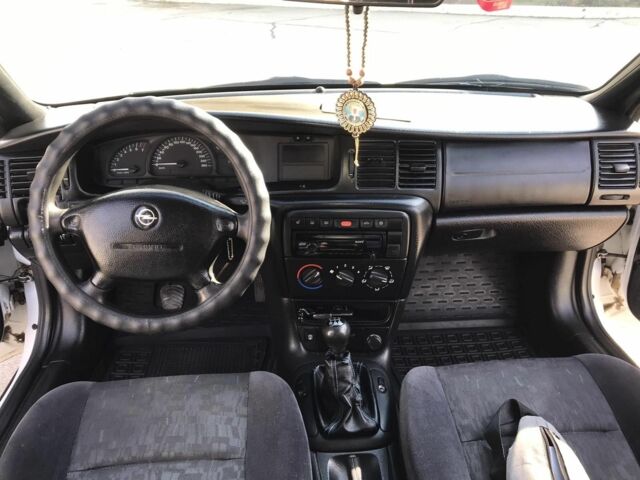 Белый Опель Вектра, объемом двигателя 1.8 л и пробегом 360 тыс. км за 2500 $, фото 15 на Automoto.ua