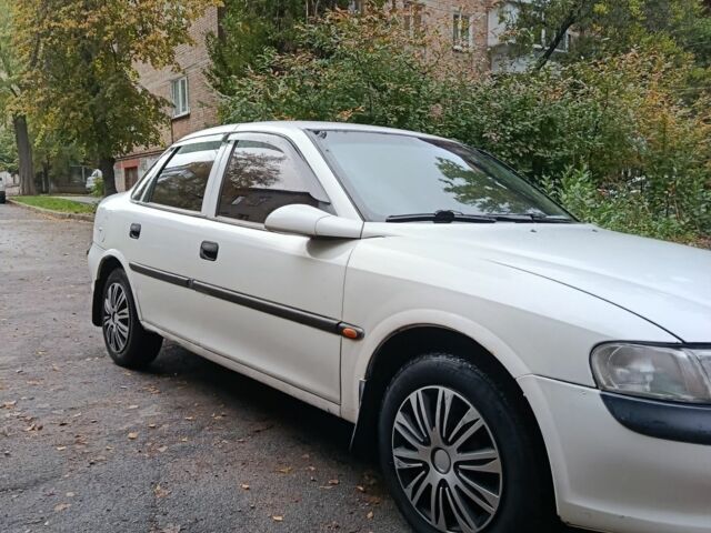 Белый Опель Вектра, объемом двигателя 1.6 л и пробегом 130 тыс. км за 2300 $, фото 3 на Automoto.ua