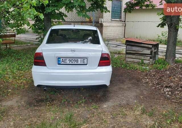 Белый Опель Вектра, объемом двигателя 1.8 л и пробегом 444 тыс. км за 3500 $, фото 9 на Automoto.ua