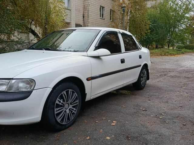 Белый Опель Вектра, объемом двигателя 1.6 л и пробегом 130 тыс. км за 2300 $, фото 4 на Automoto.ua