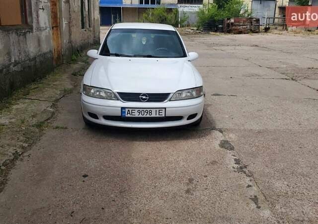 Белый Опель Вектра, объемом двигателя 1.8 л и пробегом 444 тыс. км за 3500 $, фото 5 на Automoto.ua