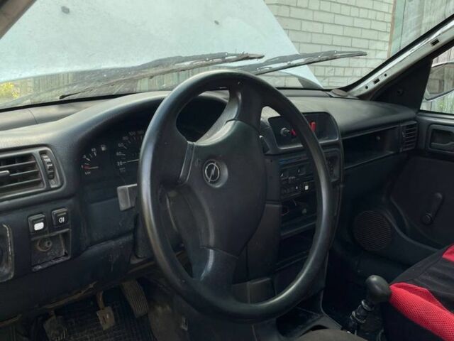 Білий Опель Вектра, об'ємом двигуна 1.6 л та пробігом 870 тис. км за 358 $, фото 6 на Automoto.ua