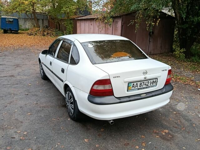 Белый Опель Вектра, объемом двигателя 1.6 л и пробегом 130 тыс. км за 2300 $, фото 5 на Automoto.ua