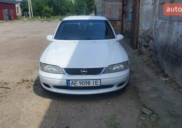 Белый Опель Вектра, объемом двигателя 1.8 л и пробегом 444 тыс. км за 3500 $, фото 3 на Automoto.ua