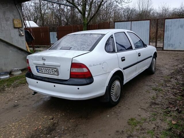 Белый Опель Вектра, объемом двигателя 2 л и пробегом 111 тыс. км за 1750 $, фото 3 на Automoto.ua