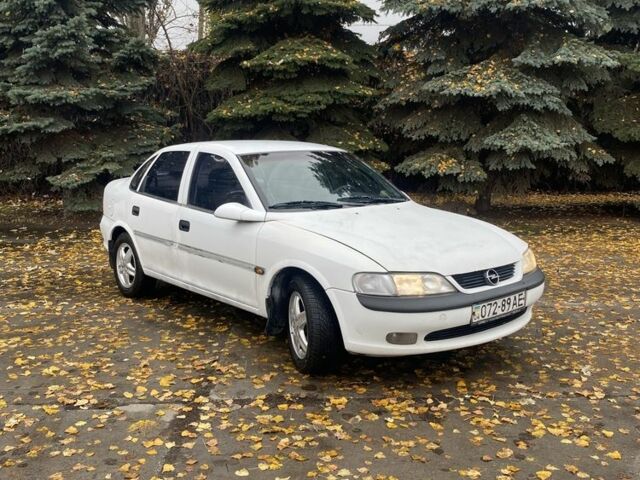 Білий Опель Вектра, об'ємом двигуна 2 л та пробігом 320 тис. км за 1800 $, фото 3 на Automoto.ua