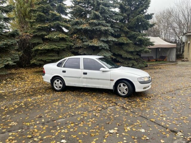 Білий Опель Вектра, об'ємом двигуна 2 л та пробігом 320 тис. км за 1800 $, фото 4 на Automoto.ua