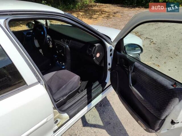 Белый Опель Вектра, объемом двигателя 1.8 л и пробегом 278 тыс. км за 1650 $, фото 4 на Automoto.ua