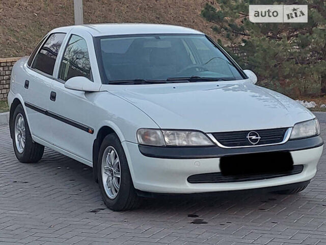 Белый Опель Вектра, объемом двигателя 1.6 л и пробегом 234 тыс. км за 3300 $, фото 5 на Automoto.ua