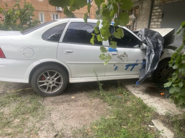 Белый Опель Вектра, объемом двигателя 1.6 л и пробегом 285 тыс. км за 1000 $, фото 1 на Automoto.ua