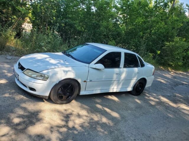 Білий Опель Вектра, об'ємом двигуна 2 л та пробігом 300 тис. км за 1650 $, фото 1 на Automoto.ua
