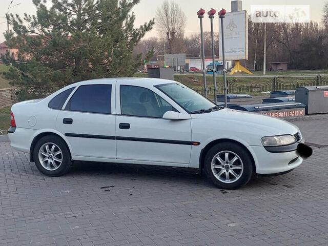 Белый Опель Вектра, объемом двигателя 1.6 л и пробегом 234 тыс. км за 3300 $, фото 6 на Automoto.ua