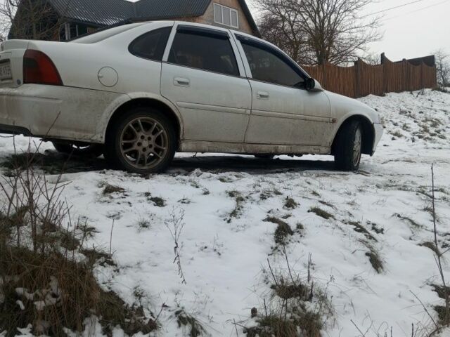 Белый Опель Вектра, объемом двигателя 2 л и пробегом 300 тыс. км за 650 $, фото 2 на Automoto.ua