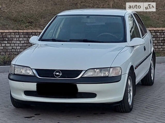 Белый Опель Вектра, объемом двигателя 1.6 л и пробегом 234 тыс. км за 3300 $, фото 1 на Automoto.ua