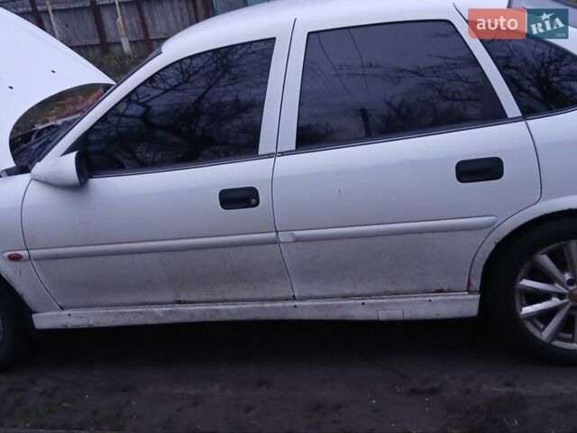 Белый Опель Вектра, объемом двигателя 1.8 л и пробегом 374 тыс. км за 2100 $, фото 1 на Automoto.ua