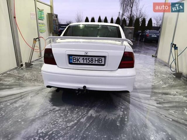 Белый Опель Вектра, объемом двигателя 1.8 л и пробегом 327 тыс. км за 1700 $, фото 4 на Automoto.ua