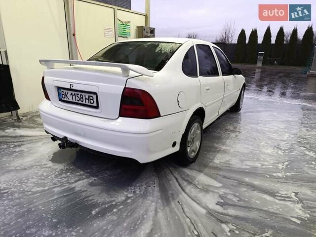 Белый Опель Вектра, объемом двигателя 1.8 л и пробегом 327 тыс. км за 1700 $, фото 2 на Automoto.ua