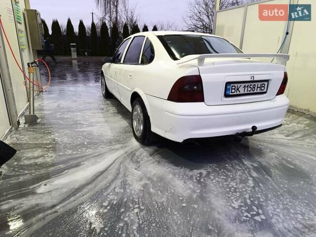 Белый Опель Вектра, объемом двигателя 1.8 л и пробегом 327 тыс. км за 1700 $, фото 3 на Automoto.ua