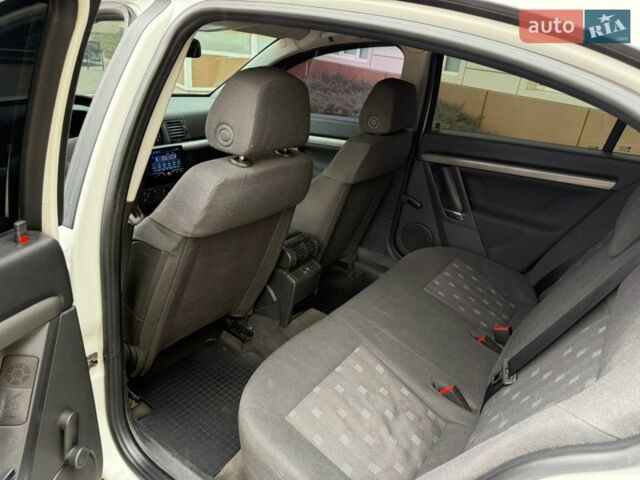 Белый Опель Вектра, объемом двигателя 2 л и пробегом 267 тыс. км за 3550 $, фото 19 на Automoto.ua