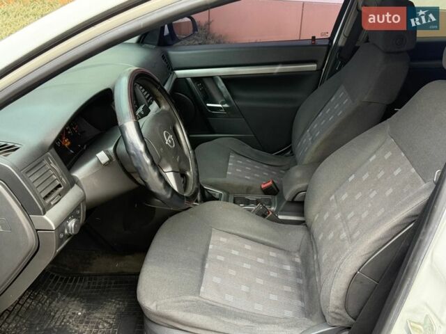 Белый Опель Вектра, объемом двигателя 2 л и пробегом 267 тыс. км за 3550 $, фото 13 на Automoto.ua