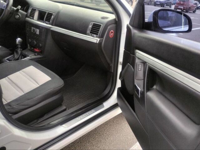 Білий Опель Вектра, об'ємом двигуна 2.2 л та пробігом 249 тис. км за 5900 $, фото 8 на Automoto.ua