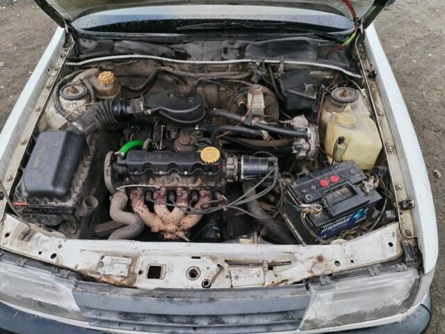 Белый Опель Вектра, объемом двигателя 1.6 л и пробегом 300 тыс. км за 790 $, фото 6 на Automoto.ua