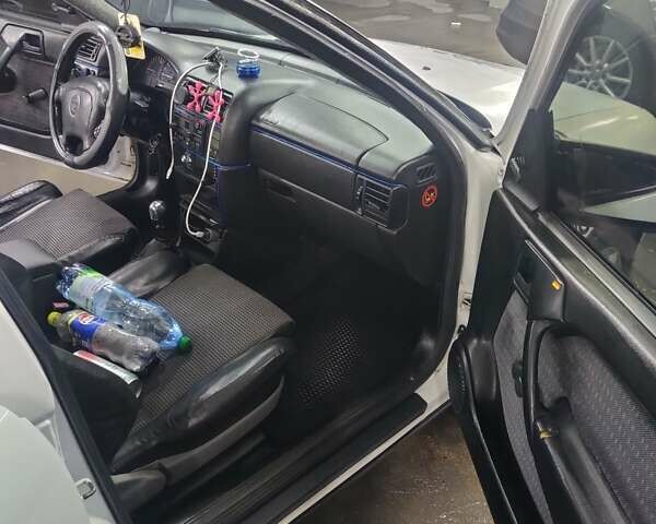 Білий Опель Вектра, об'ємом двигуна 1.8 л та пробігом 586 тис. км за 2400 $, фото 9 на Automoto.ua