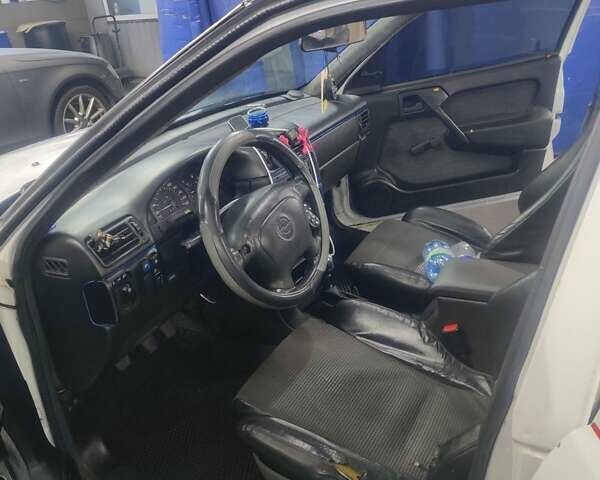 Білий Опель Вектра, об'ємом двигуна 1.8 л та пробігом 586 тис. км за 2400 $, фото 3 на Automoto.ua